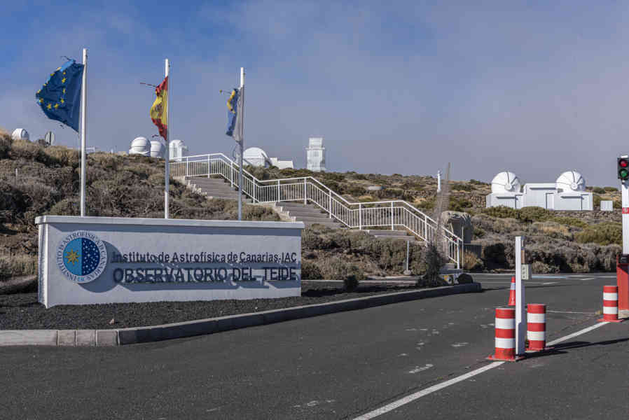 Tenerife 36 - parque nacional del Teide - observatorio astronómico del Teide.jpg